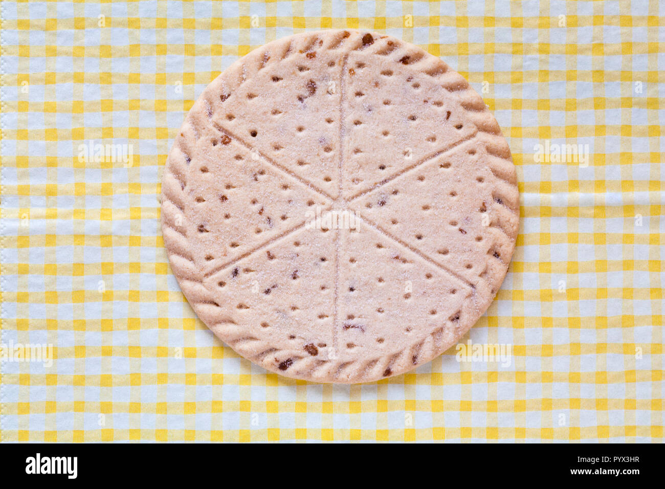 Runde der M&S alle Butter toffee shortbread Petticoat tails auf gelben und weißen Serviette - traditionell geformte Plätzchen gebacken in Highlands von Schottland Stockfoto