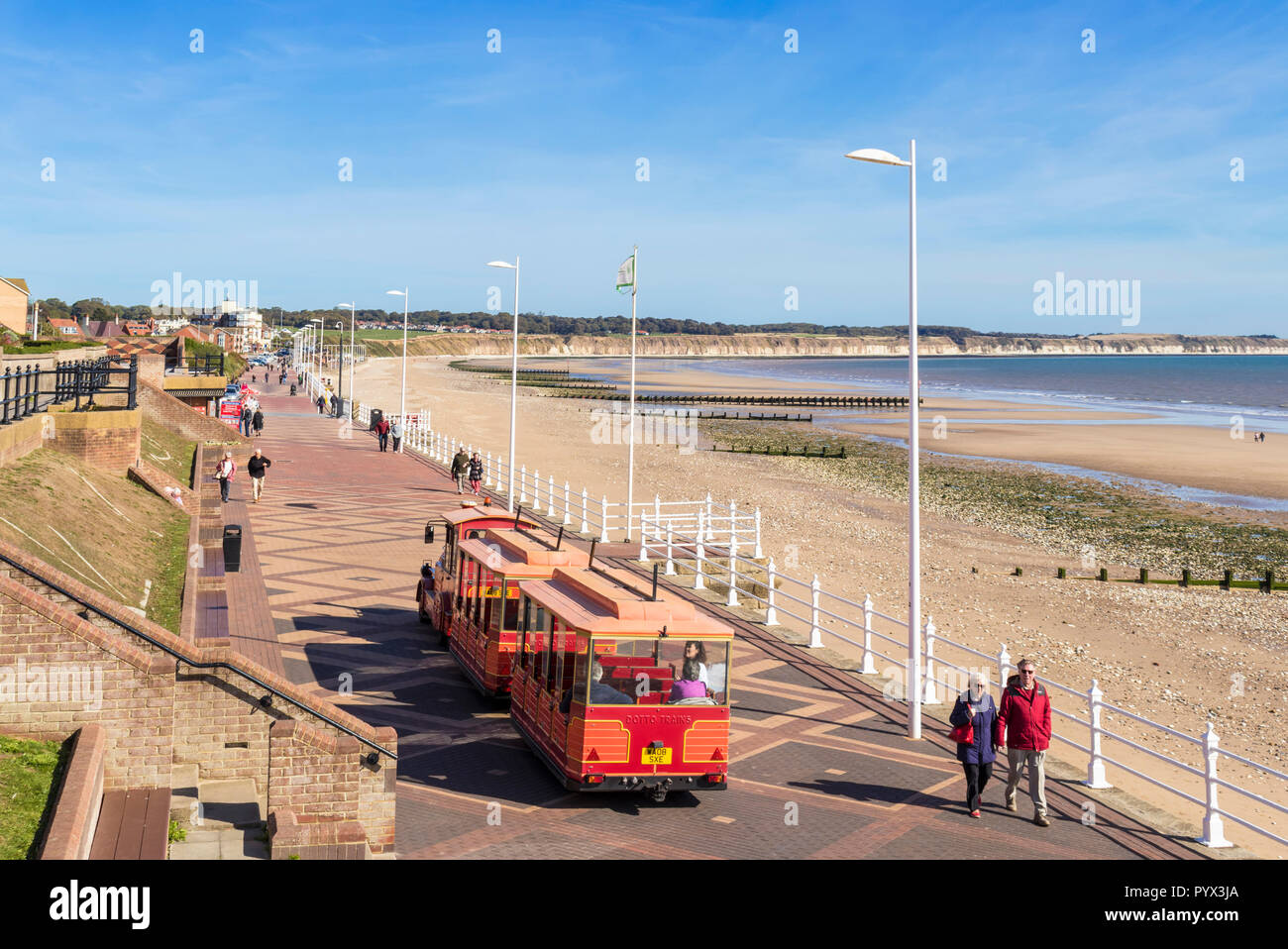 Bridlington Beach Yorkshire mit dem Landzug auf der Promenade am South Marine Drive East Riding of Yorkshire England GB Europe Stockfoto