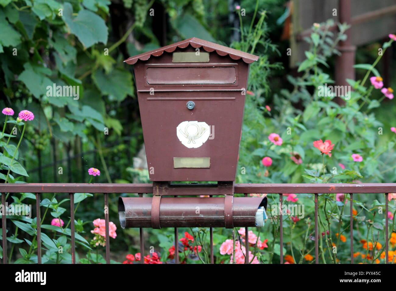 Metal Mailbox Mit Kleinen Dach Schutz Und Untere Rohr Fur