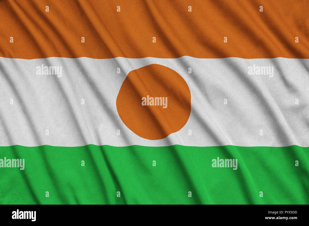 Niger Fahne wird auf ein Sport tuch Stoff mit vielen Falten dargestellt. Sport Team winken Banner Stockfoto