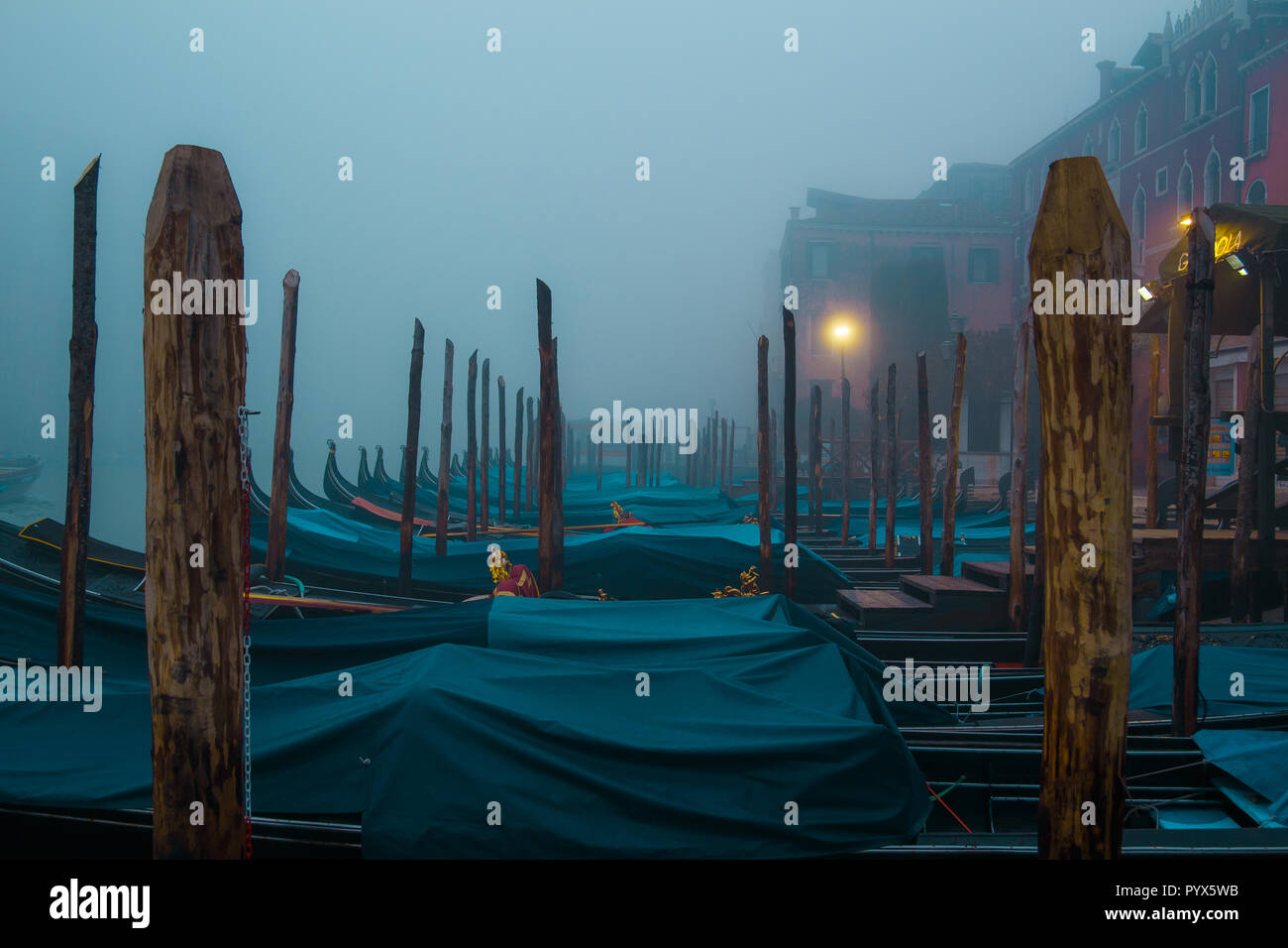 Morgen in Venedig, Winter Wetter Stadtbild in Italien, traditionellen Gondel Boote Stockfoto