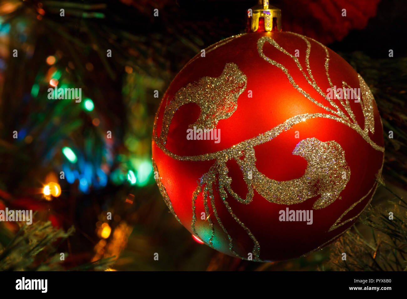 Ein großes Bündel von Weihnachten Dekoration Kugeln, glänzende und spiegelnde alles überall Stockfoto