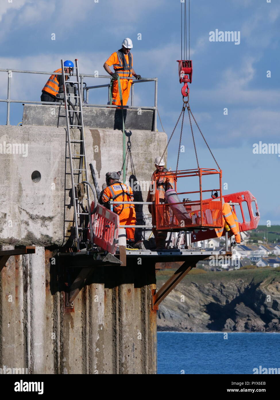 North Quay Hafen Wand Reparaturen. Newquay, 30. Oktober 2018, Robert Taylor/Alamy Leben Nachrichten. Newquay, Cornwall, England. Stockfoto