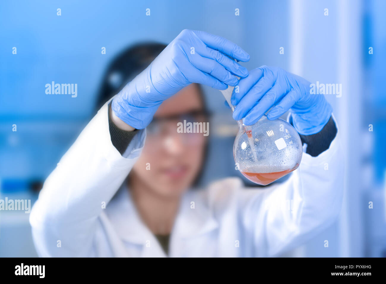 Labor Arbeiter an die Flüssigkeit im Schlauch auf der Suche Stockfoto