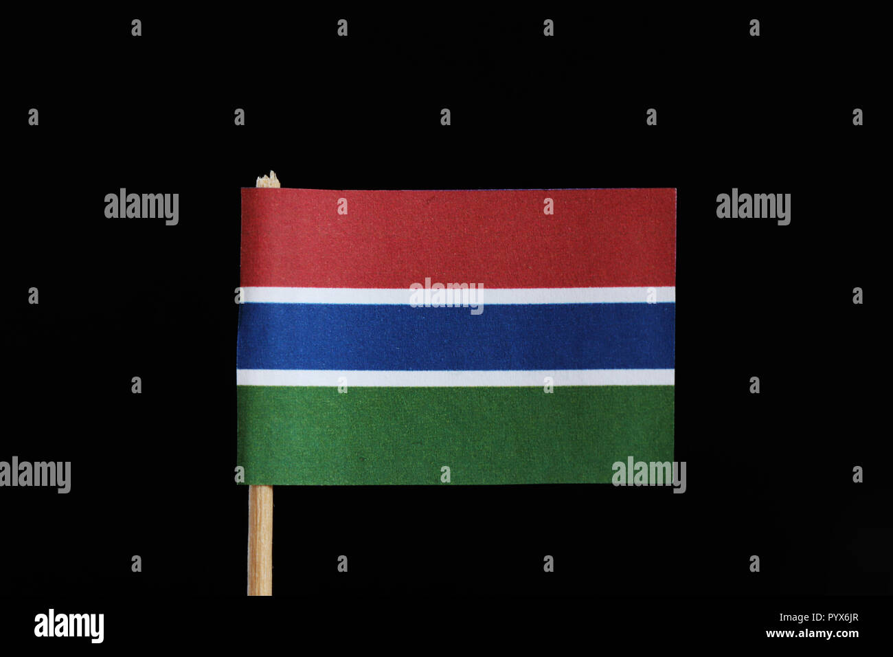 Eine Offizielle Flagge Der Gambia Auf Zahnstocher Auf Schwarzem Hintergrund Eine Horizontale Trikolore Von Rot Blau Und Grun Sie Sind Von Einem Schmalen Band Von Wh Getrennt Stockfotografie Alamy