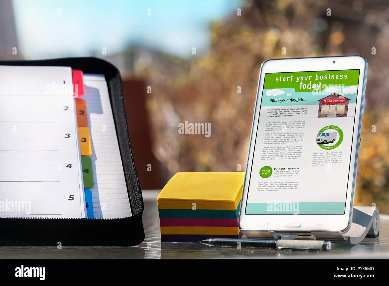 Vorbereitung zum Starten eines Home Based Business, darunter eine leere Zeitplan, Notizen und Tablet-PC oder ein mobiles Gerät mit Informationen in der freien Umgebung. Stockfoto