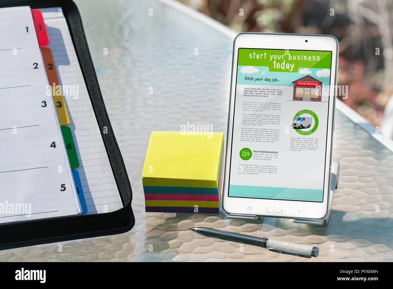 Geschäftsplanung in Außenbereichen mit Noten, Planung Ordner und Handy mit Home based Business Information heute um begonnen zu erhalten. Stockfoto