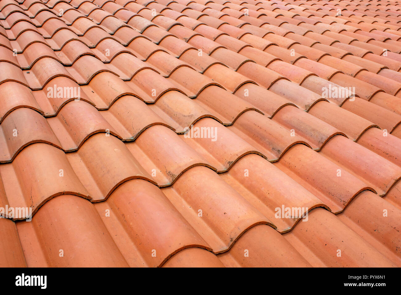 Tonfliesen für Dächer in der Perspektive Stockfoto