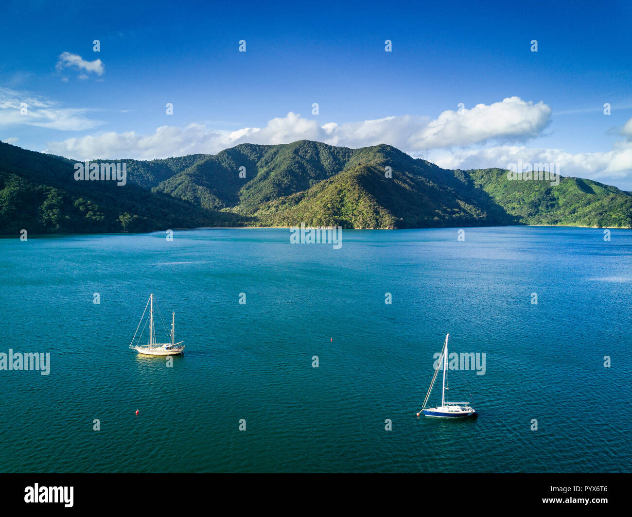 Luftaufnahme von Momorangi Bucht und Segelboote in Neuseeland Stockfoto