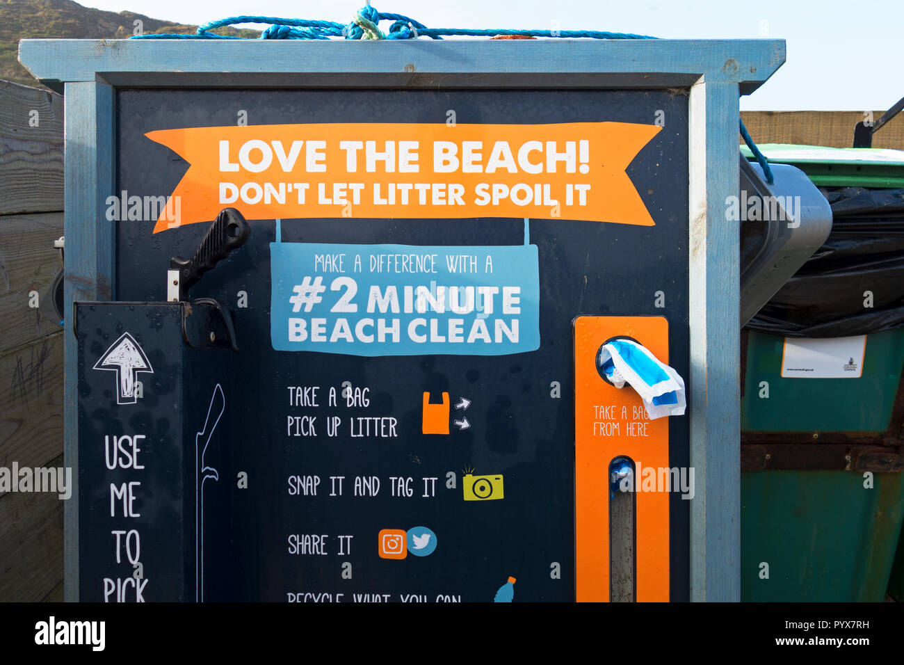 2 Minuten Strand Reinigungsstation, für öffentliche Freiwillige zu verwenden, Kunststoffe und andere Wurf aus dem beachn an porthtowan, Cornwall, England, Großbritannien. Stockfoto