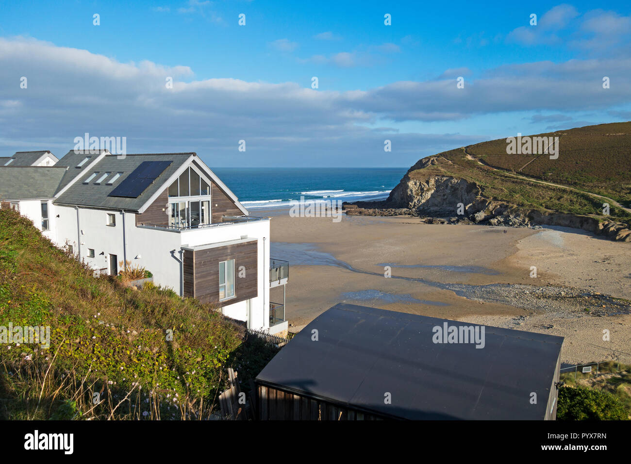 Ferienwohnungen mit Blick auf den Strand bei porthtowan in Cornwall, England, Großbritannien, Großbritannien. Stockfoto
