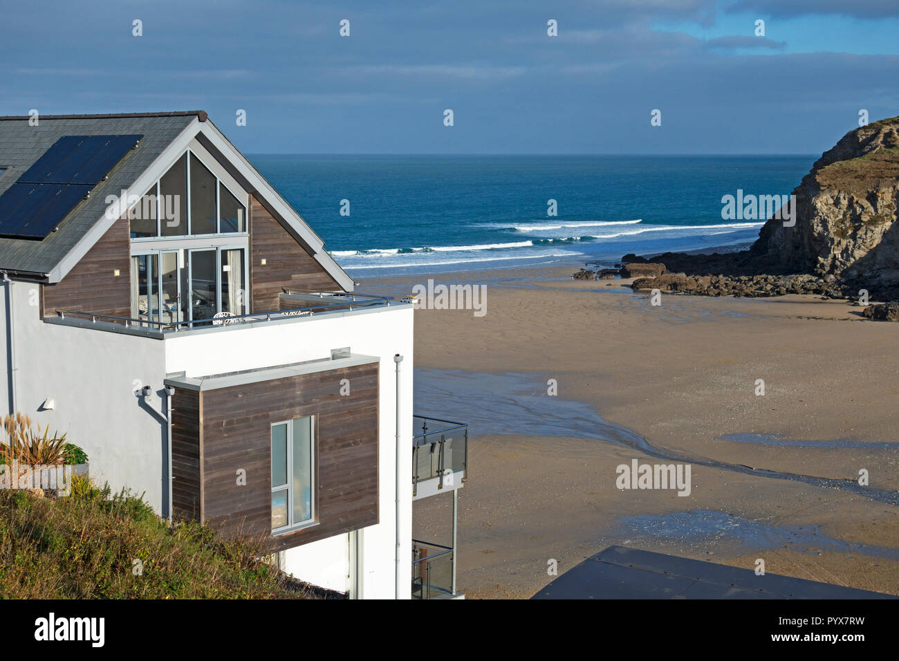 Ferienwohnungen mit Blick auf den Strand bei porthtowan in Cornwall, England, Großbritannien, Großbritannien. Stockfoto