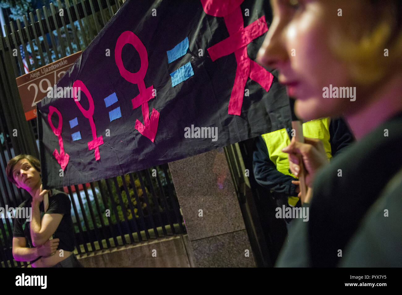 Die Demonstranten werden gesehen, halten ein Banner während des Protestes. Polnische LGBTQ Organisationen protestierten unter dem Motto Wir sind nicht außerhalb der US-Botschaft gelöscht werden, wenn die Aktivisten sagen, die Regierung von Präsident Donald Trump versucht, die Trans zu entziehen - und intersexuelle Personen der juristischen Person und es ist ein großer Schritt zurück in den rechtlichen Schutz von Minderheiten, sondern vor allem eine direkte Bedrohung der Gesundheit und des Lebens von Menschen, die trans- und intersexuelle. Es gibt keine Zustimmung". Die New York Times erreicht eine Regierung, in dem ein Vorschlag erwies sich, dass die "gender" (kulturelle Teil des Gender identi Stockfoto