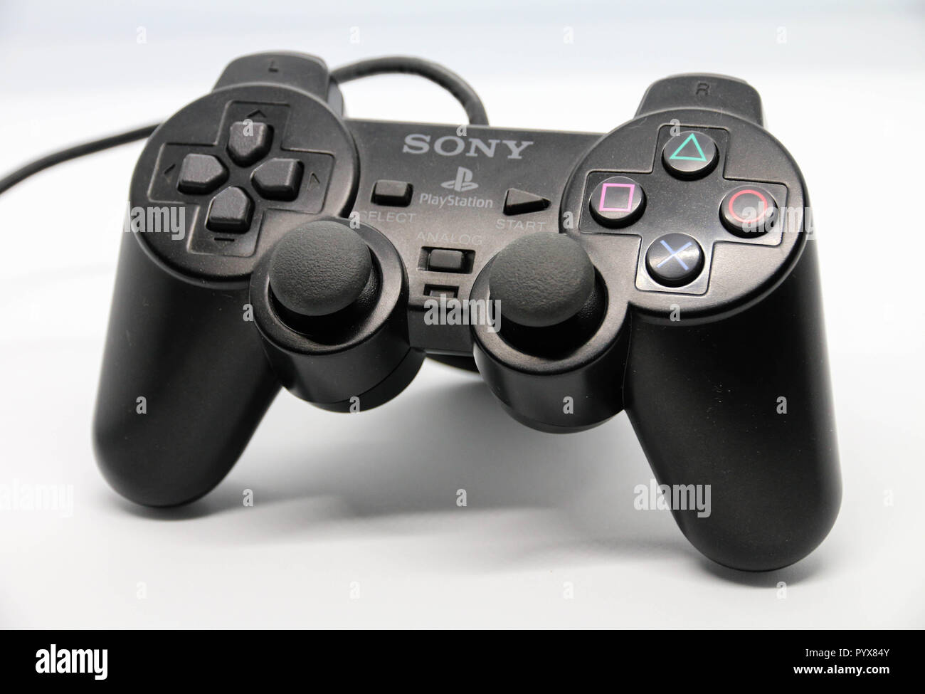 Blick von einem schwarzen Sony Playstation 2 Joystick mit Schock Funktion. Stockfoto