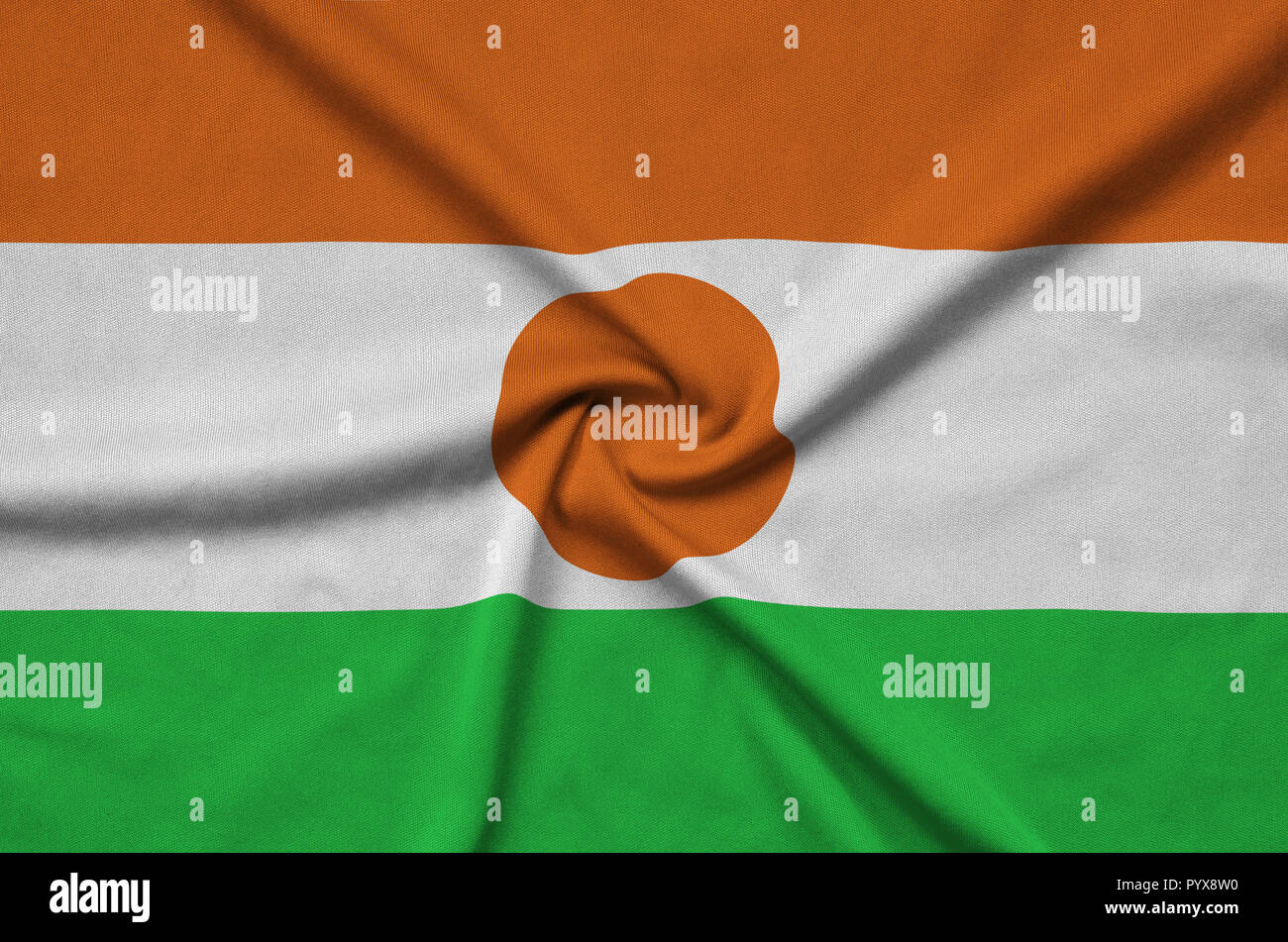 Niger Fahne wird auf ein Sport tuch Stoff mit vielen Falten dargestellt. Sport Team winken Banner Stockfoto