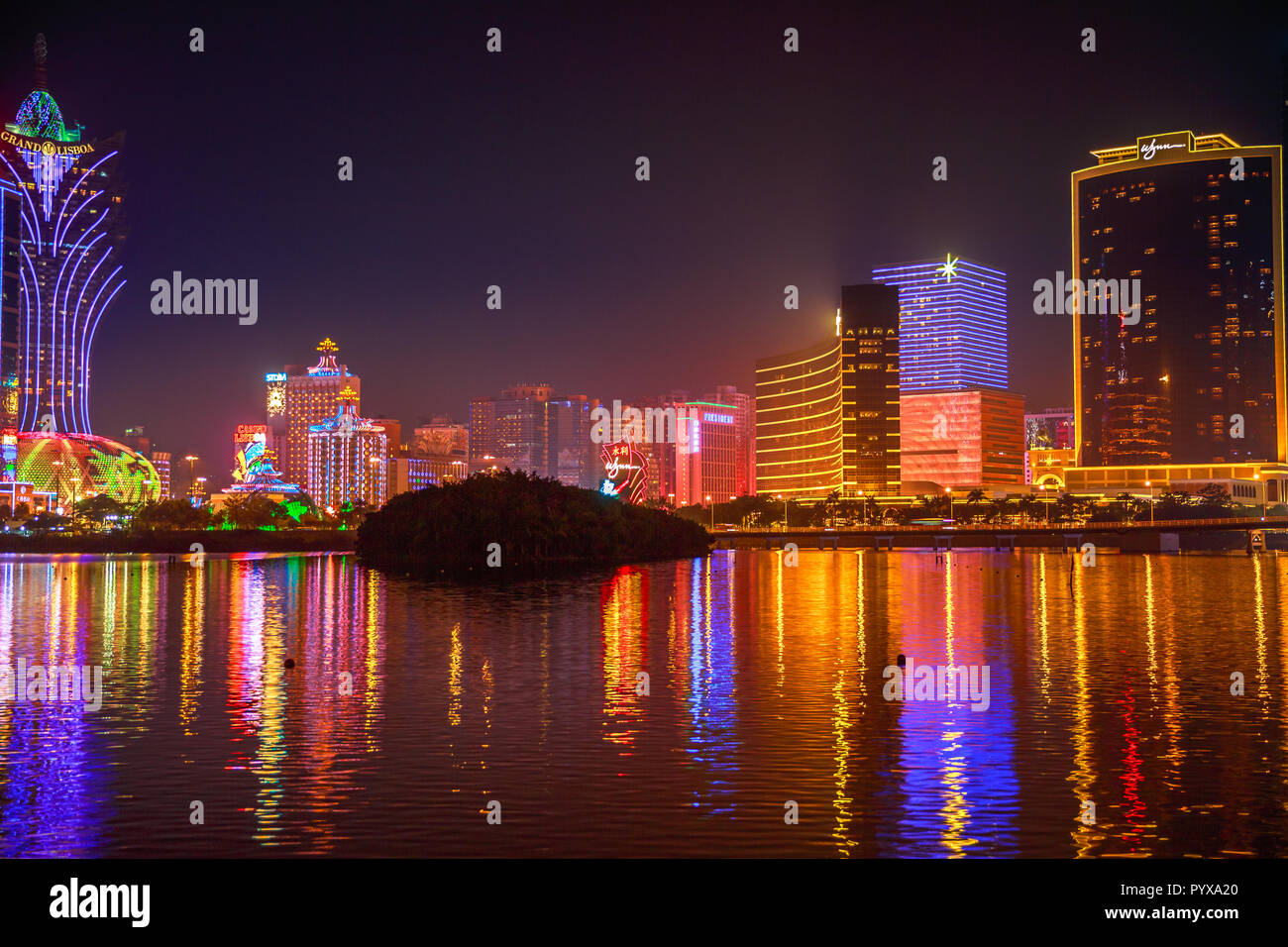 Macau, China - Dezember 9, 2016: Stadtbild von berühmten Casino Spiegelung in Nam Van See, einem künstlichen See im südlichen Ende der Halbinsel Macao. Die Stadt Las Vegas in Casinos Umsatz übertroffen. Stockfoto