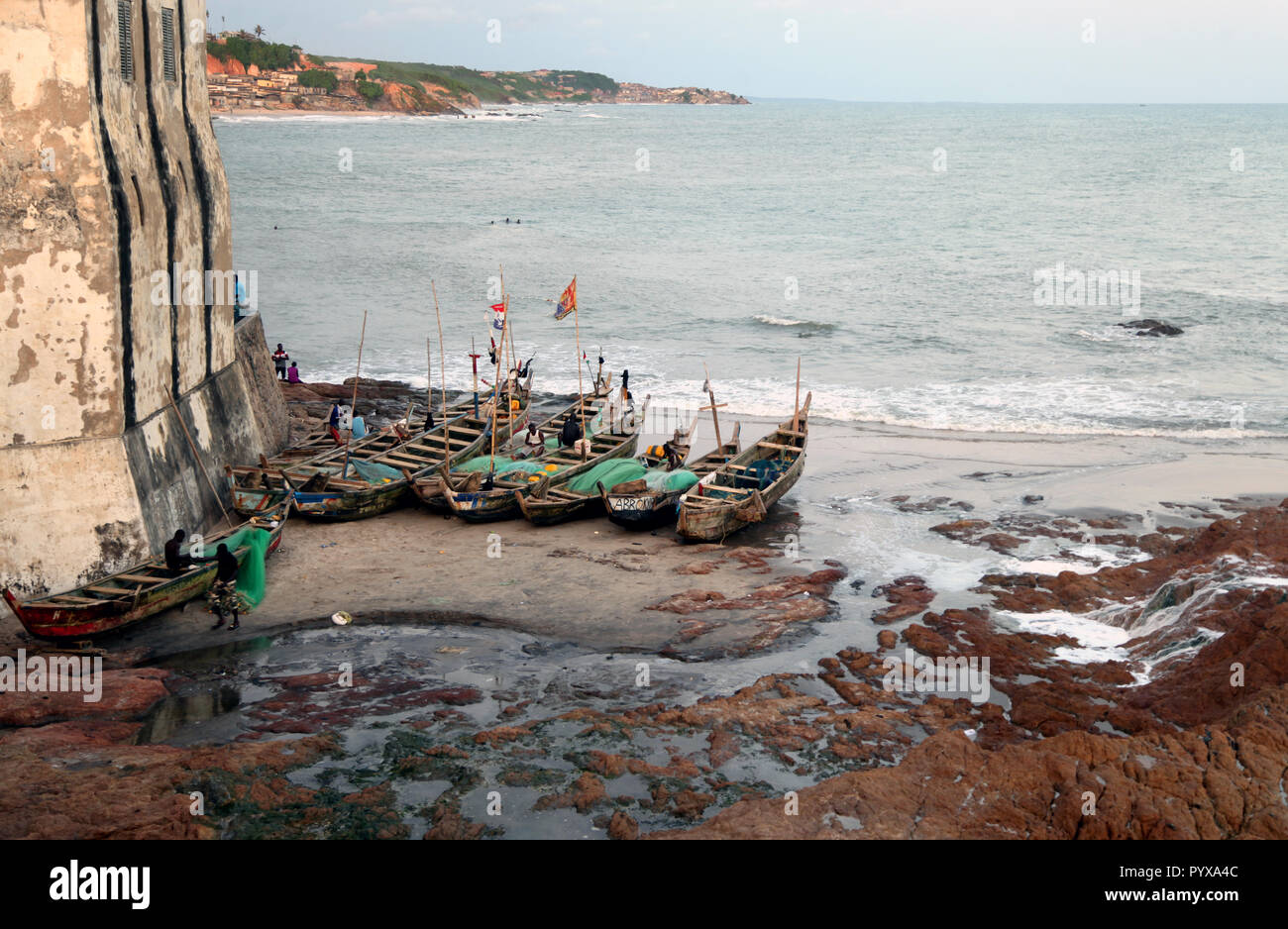 Fischer und Fischerboote auf der Basis von Cape Coast Castle in Cape Coast, Ghana Stockfoto