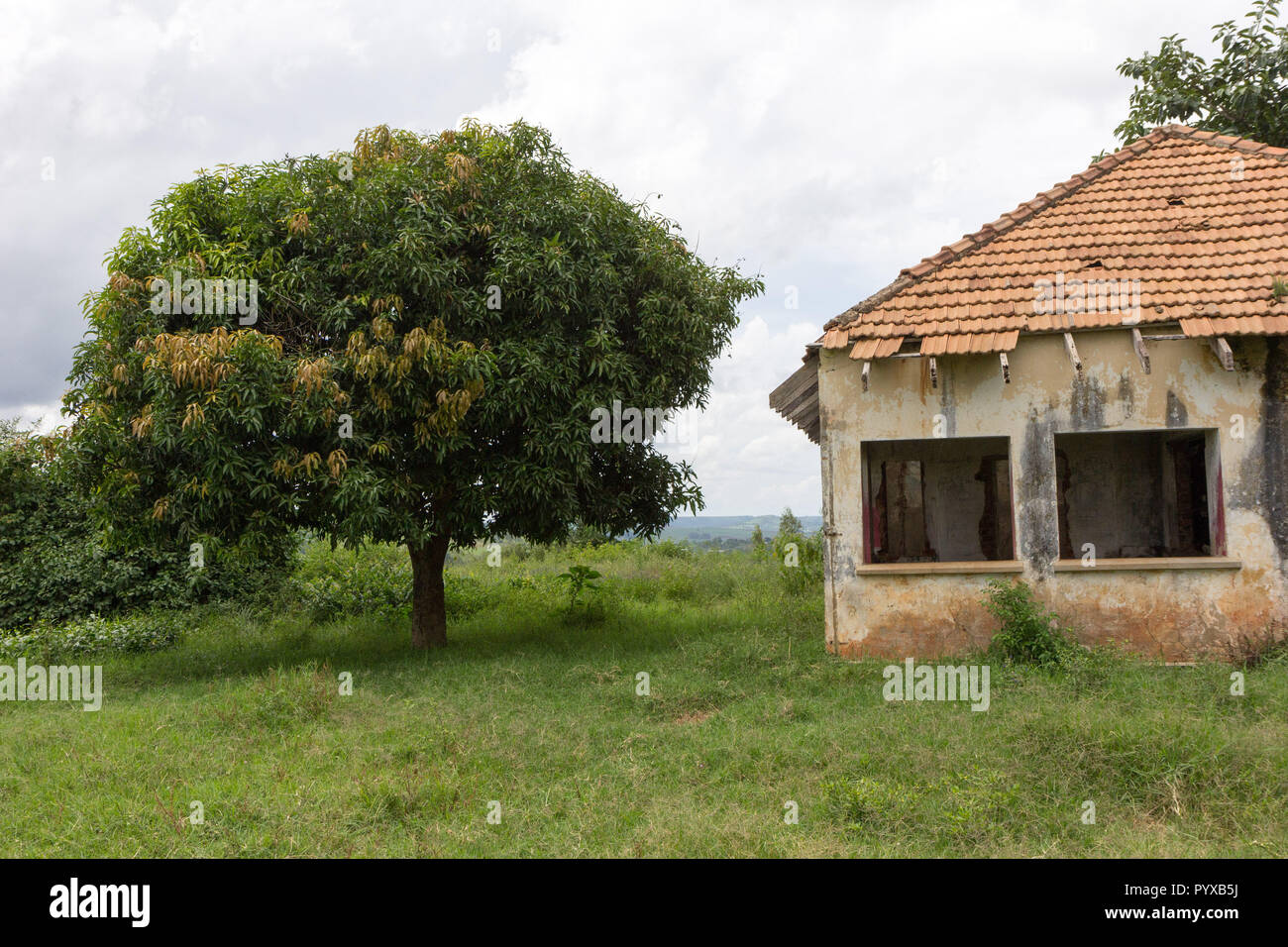 Ein verlassenes Haus in Ruinen. Foto aufgenommen in Ssezibwa, Uganda am 23. April 2017. Stockfoto