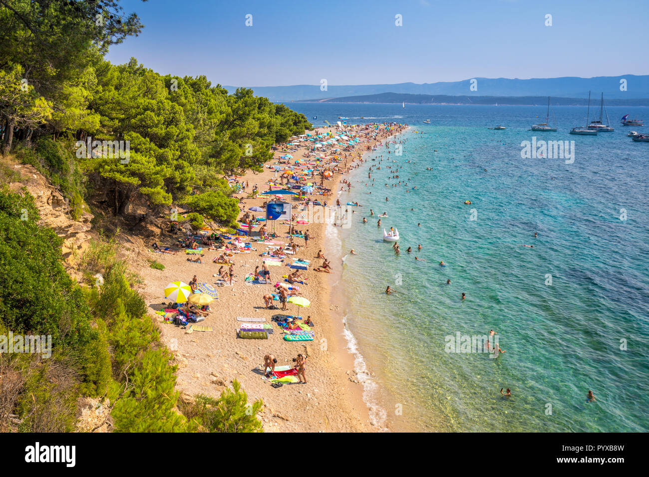 Zlatni rat, KROATIEN - August 9, 2018-Berühmten Strand Zlatni rat in Bol, Insel Brac, Kroatien Stockfoto