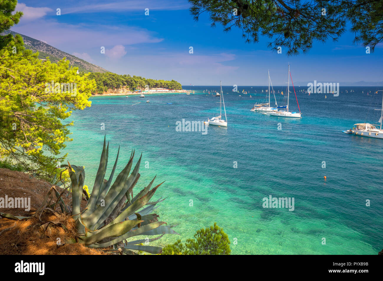 Atemberaubende Aussicht auf das kristallklare Meer in Bol, Insel Brac, Kroatien, Europa. Stockfoto
