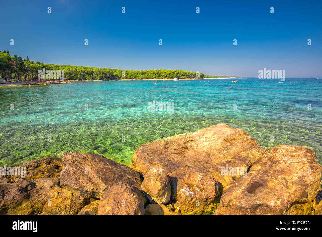 Strand in Supetar auf der Insel Brac mit türkisklarem Wasser, Supetar, Brac, Kroatien, Europa. Stockfoto