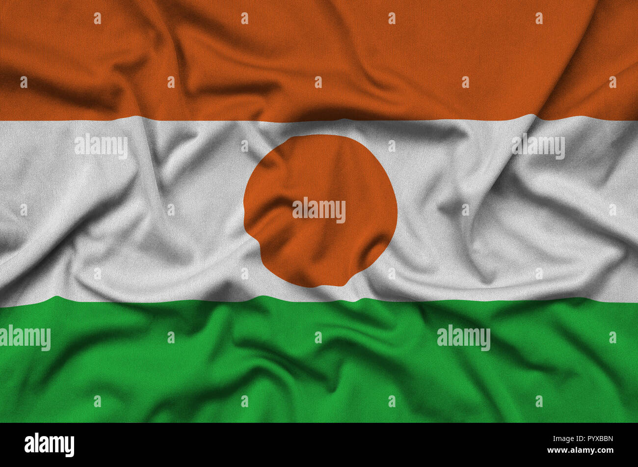 Niger Fahne wird auf ein Sport tuch Stoff mit vielen Falten dargestellt. Sport Team winken Banner Stockfoto