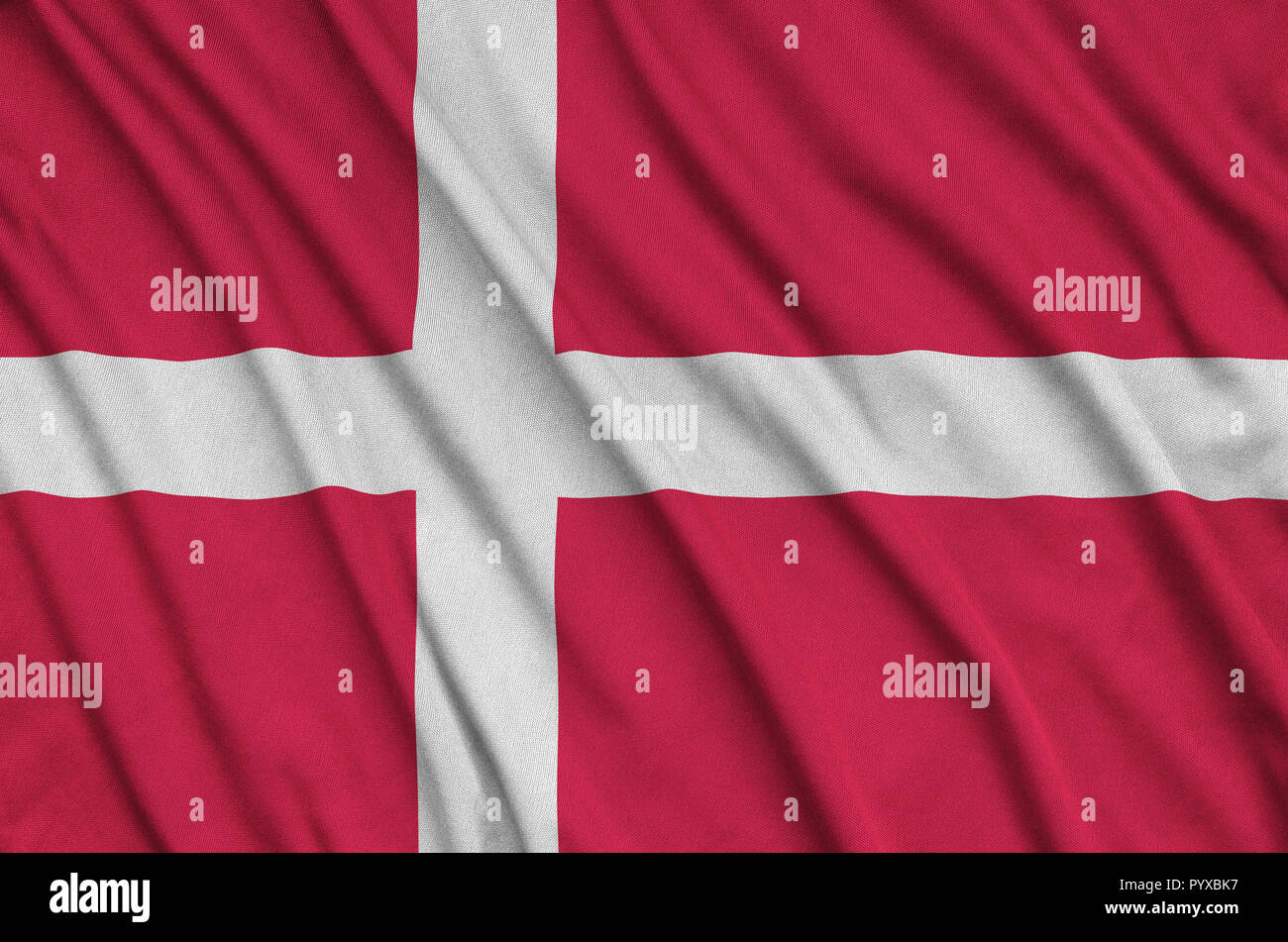 Dänemark Fahne wird auf ein Sport tuch Stoff mit vielen Falten dargestellt. Sport Team winken Banner Stockfoto