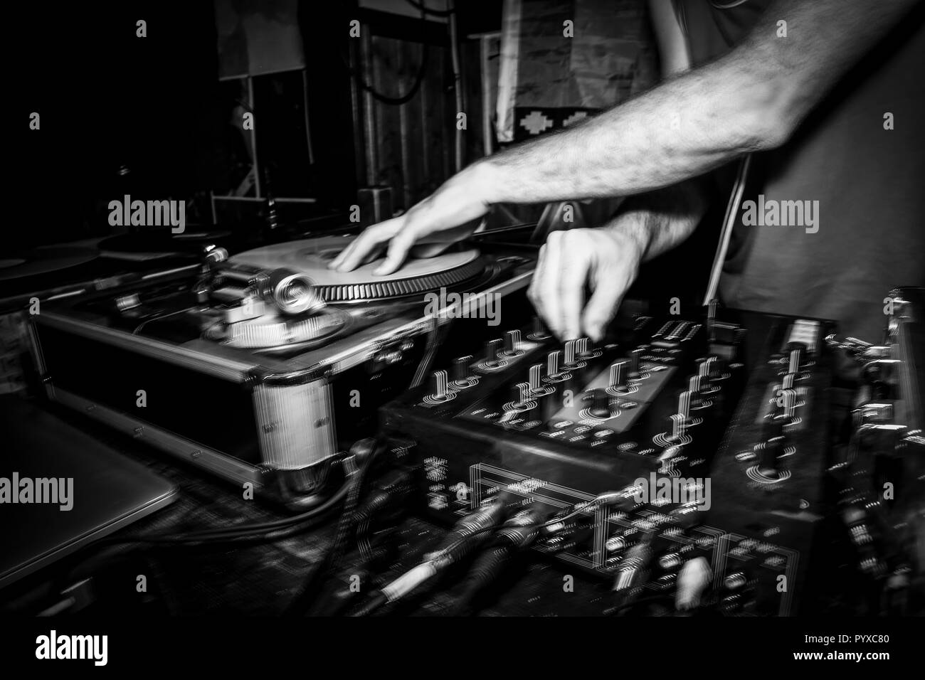 Hände eines DJ während der Wiedergabe von Schallplatten während einer Partei, sind die Hände bewegen und doppelt für eine Strobe Effekt Der Blitz beim Fotografieren Stockfoto