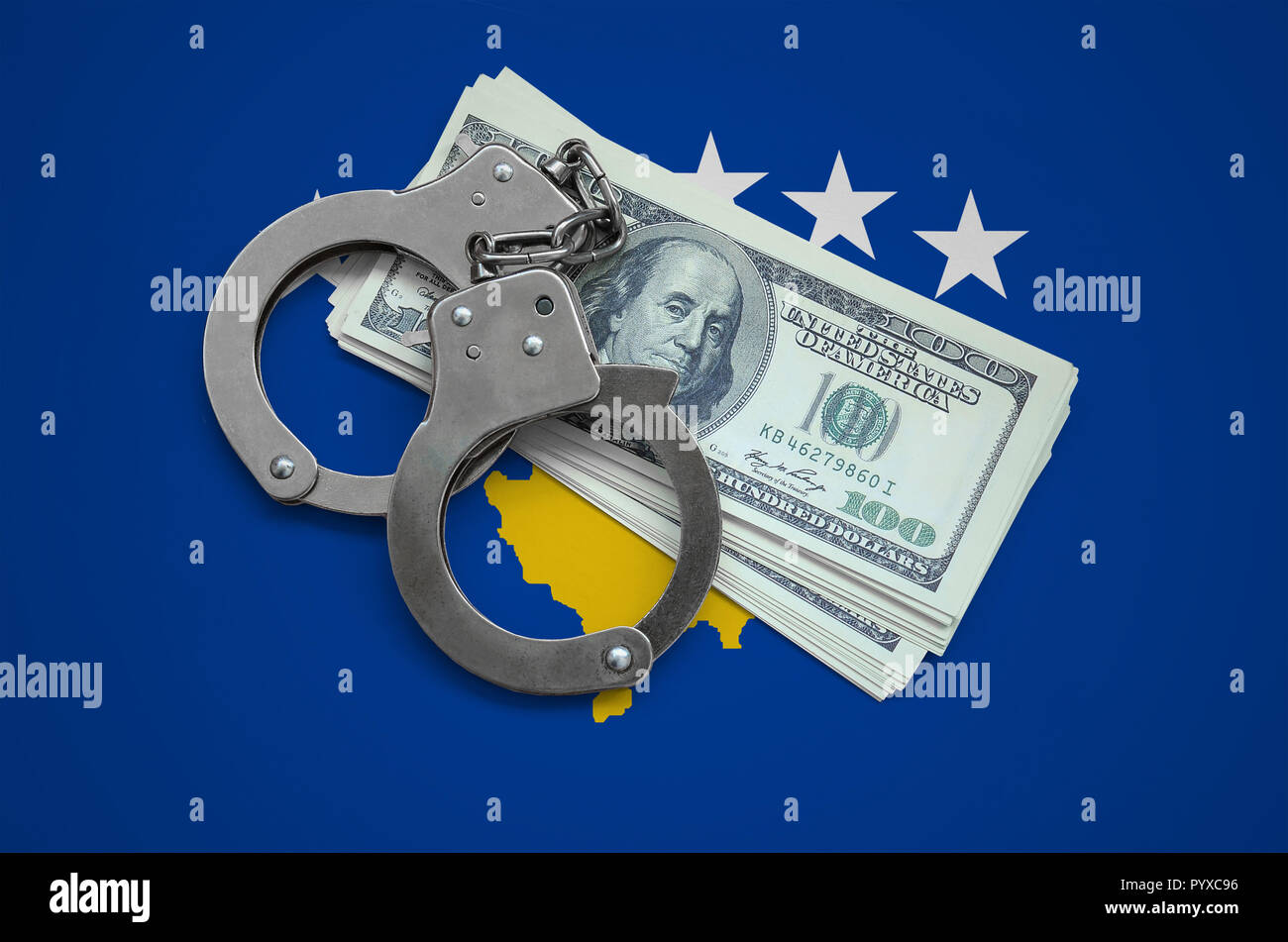 Kosovo Flagge mit Handschellen und ein Bündel von Dollar. Währung die Korruption im Land. Finanzielle Verbrechen. Stockfoto