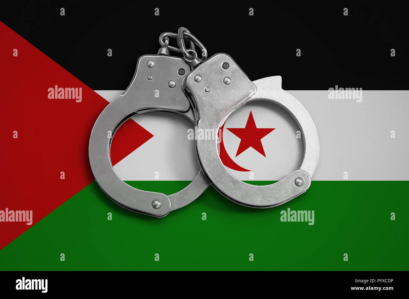 Westsahara Flagge und Polizei Handschellen. Das Konzept der Einhaltung der Gesetze im Land und zum Schutz vor Kriminalität. Stockfoto