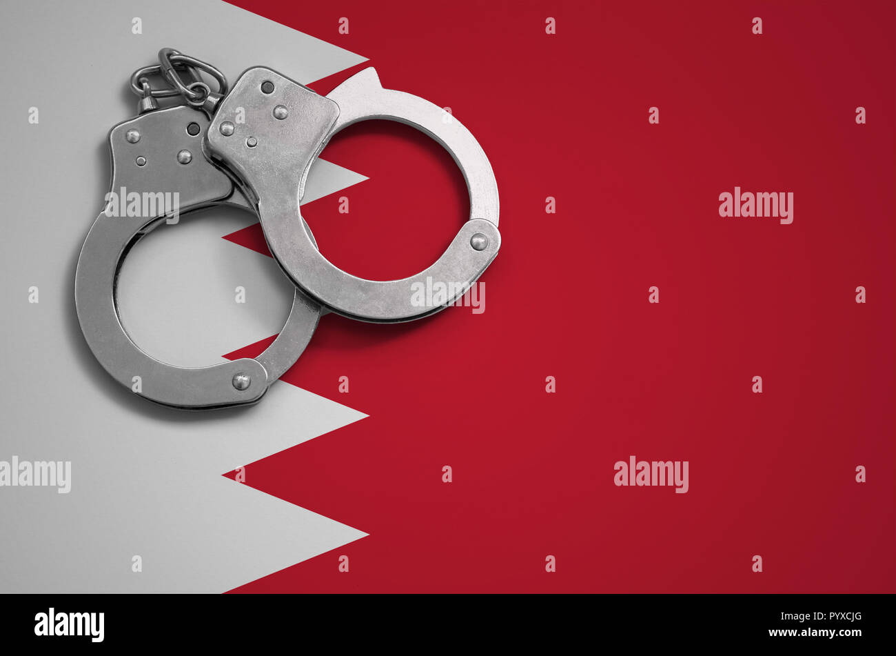 Bahrain Fahne und Polizei Handschellen. Das Konzept der Kriminalitätsformen und Straftaten im Land. Stockfoto
