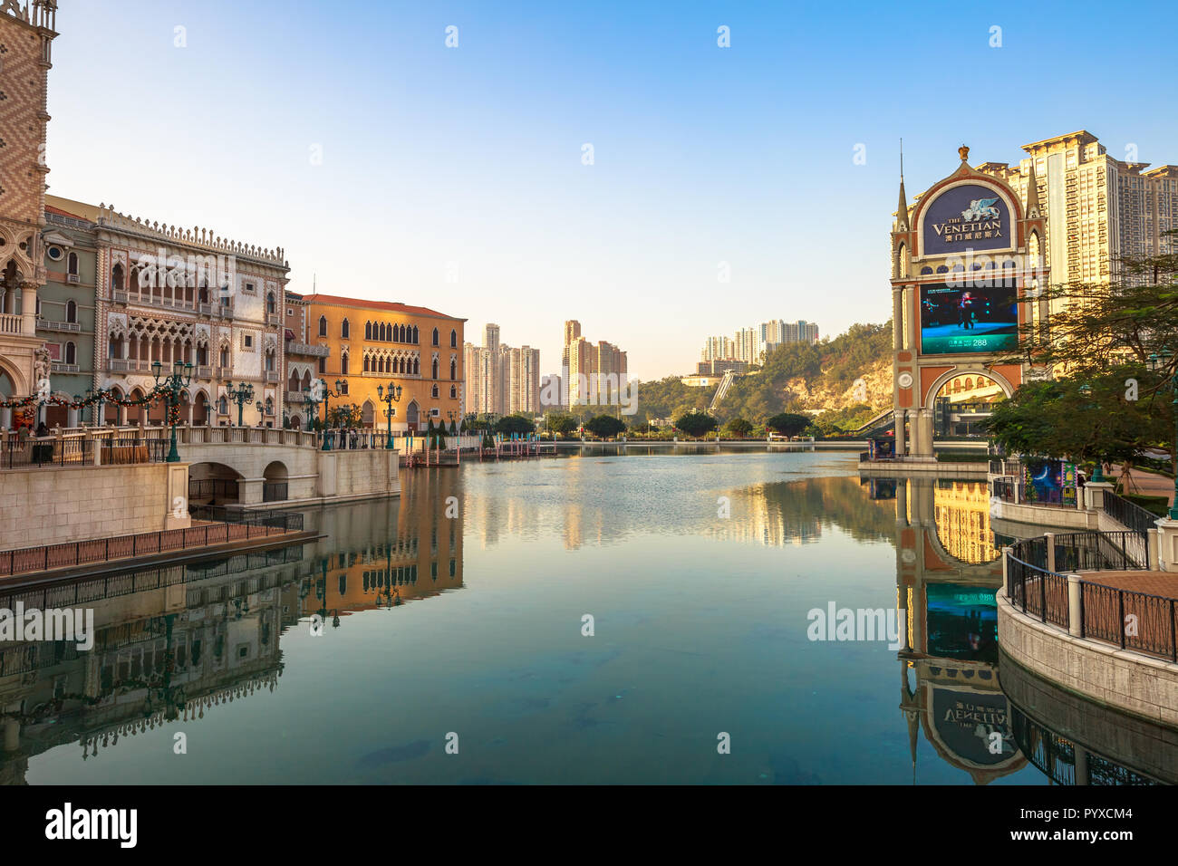 Macau, China - Dezember 9, 2016: Die venezianischen Luxus Einkaufszentrum, auf See bei Dämmerung gespiegelt, das größte Casino der Welt und die größte einzelne Struktur hotel in Asien. Stockfoto