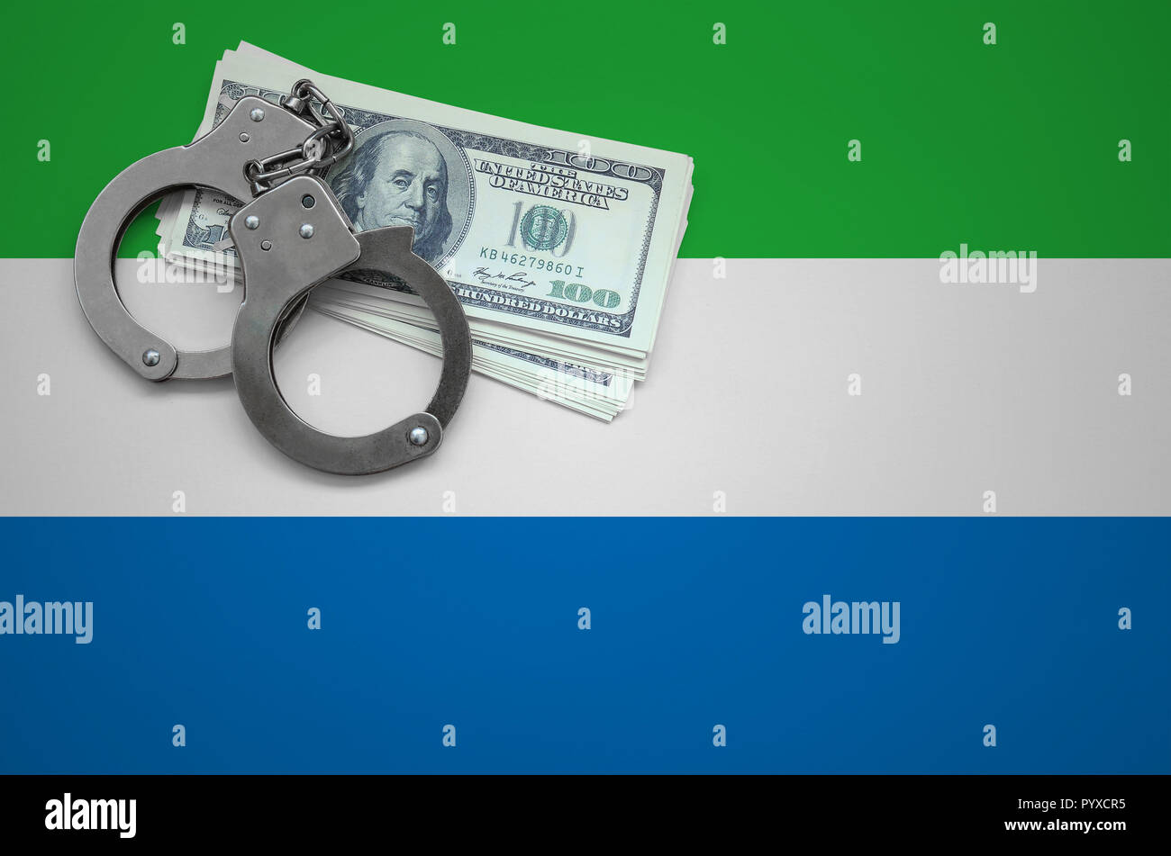 Sierra Leone Fahne mit Handschellen und ein Bündel von Dollar. Das Konzept der das Gesetz zu brechen und Diebe Verbrechen. Stockfoto