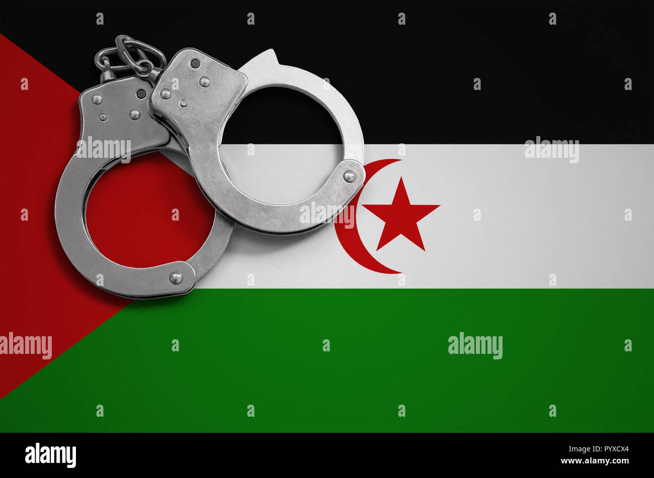 Westsahara Flagge und Polizei Handschellen. Das Konzept der Kriminalitätsformen und Straftaten im Land. Stockfoto