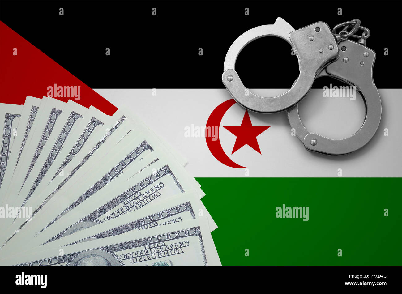 Westsahara Flagge mit Handschellen und ein Bündel von Dollar. Das Konzept der illegale Bankgeschäfte in US-Währung. Stockfoto
