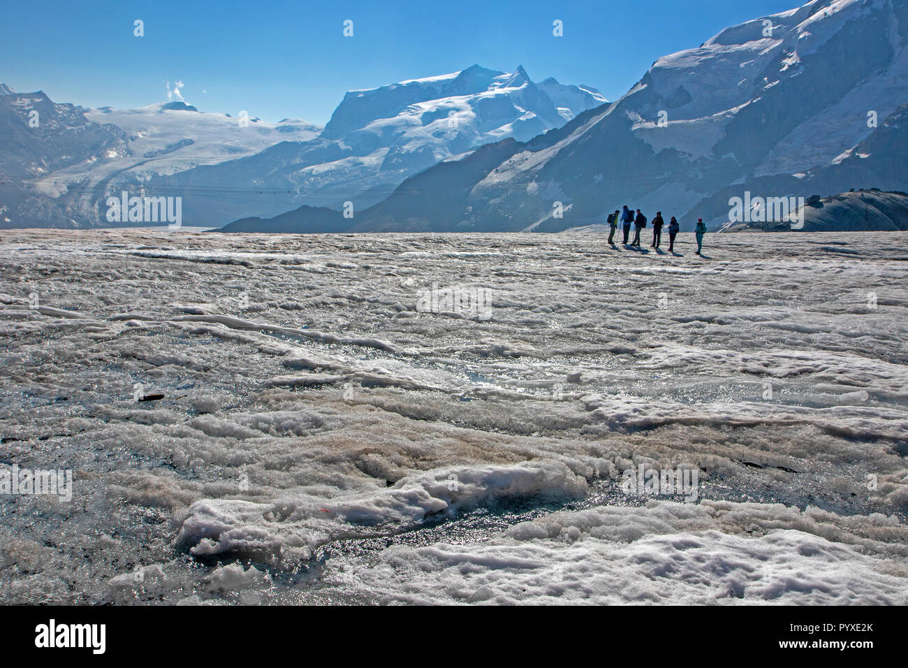 Wanderer auf dem teodulo Gletscher oberhalb von Zermatt Stockfoto