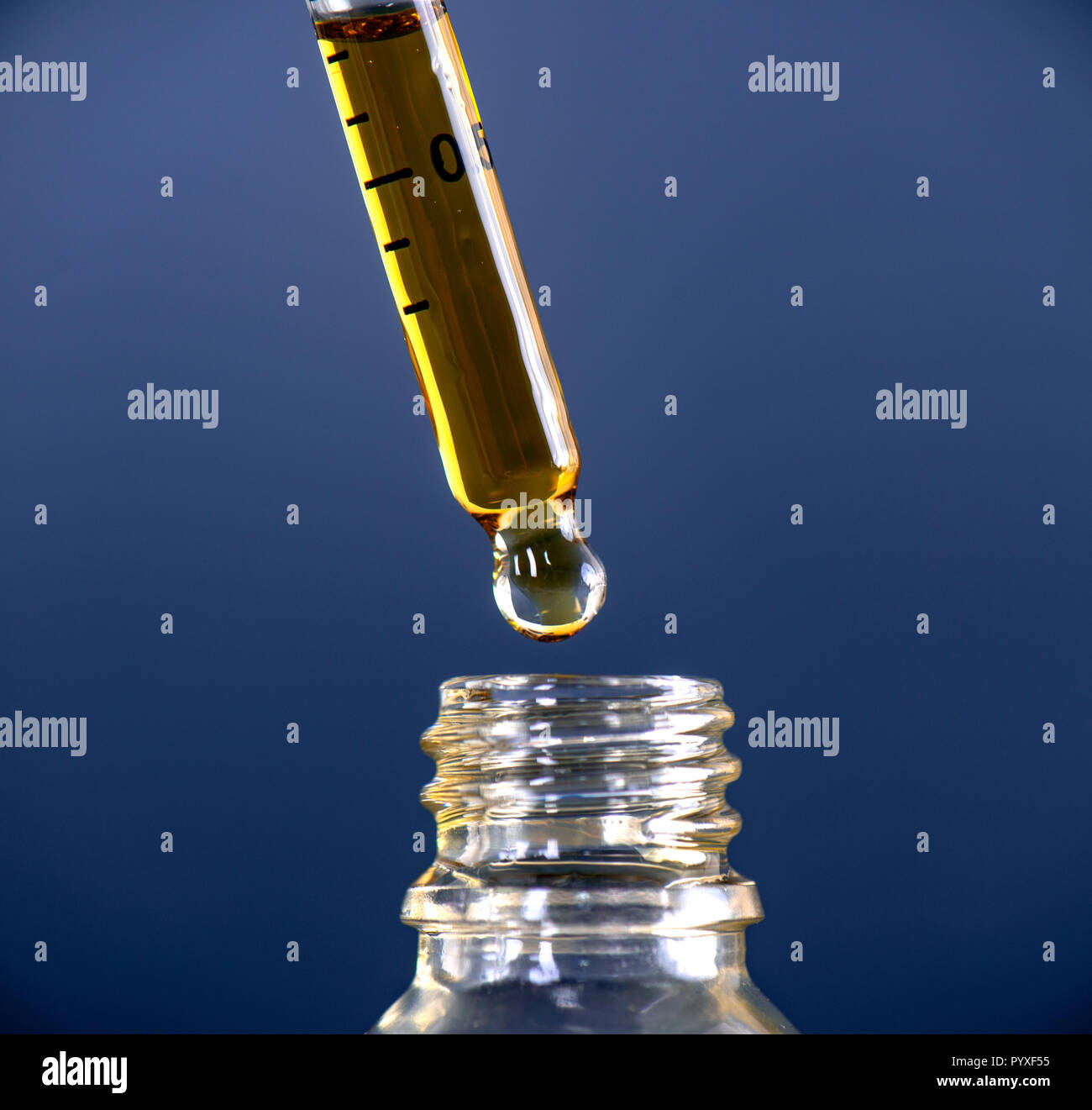 Makro Detail eines dropper mit Cannabis CBD Öl verwendet für medizinische Zwecke Stockfoto