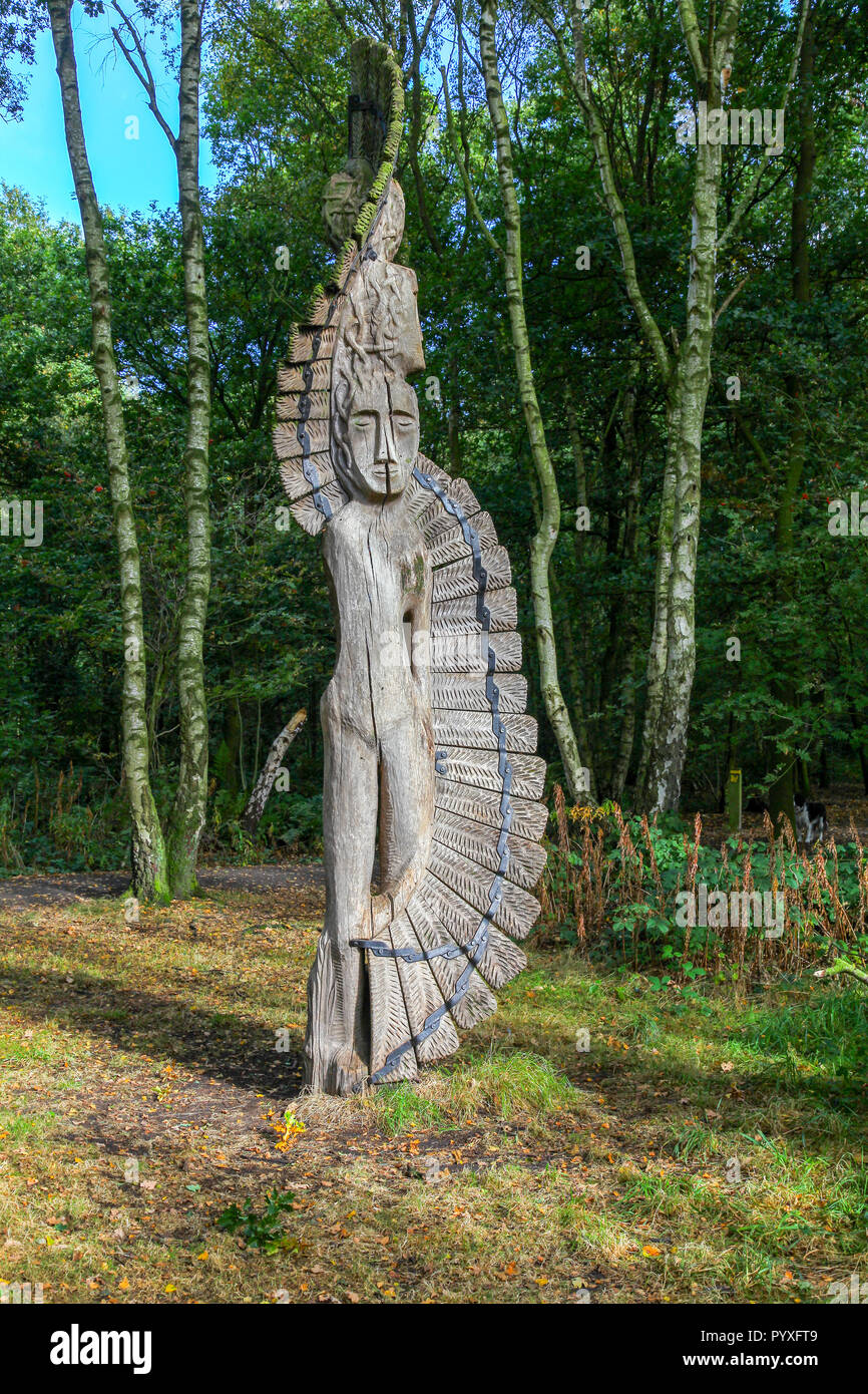 Eine aus Holz geschnitzte Skulptur im Marbury Country Park, Teil des Mersey Forest, Cheshire, England, Großbritannien Stockfoto
