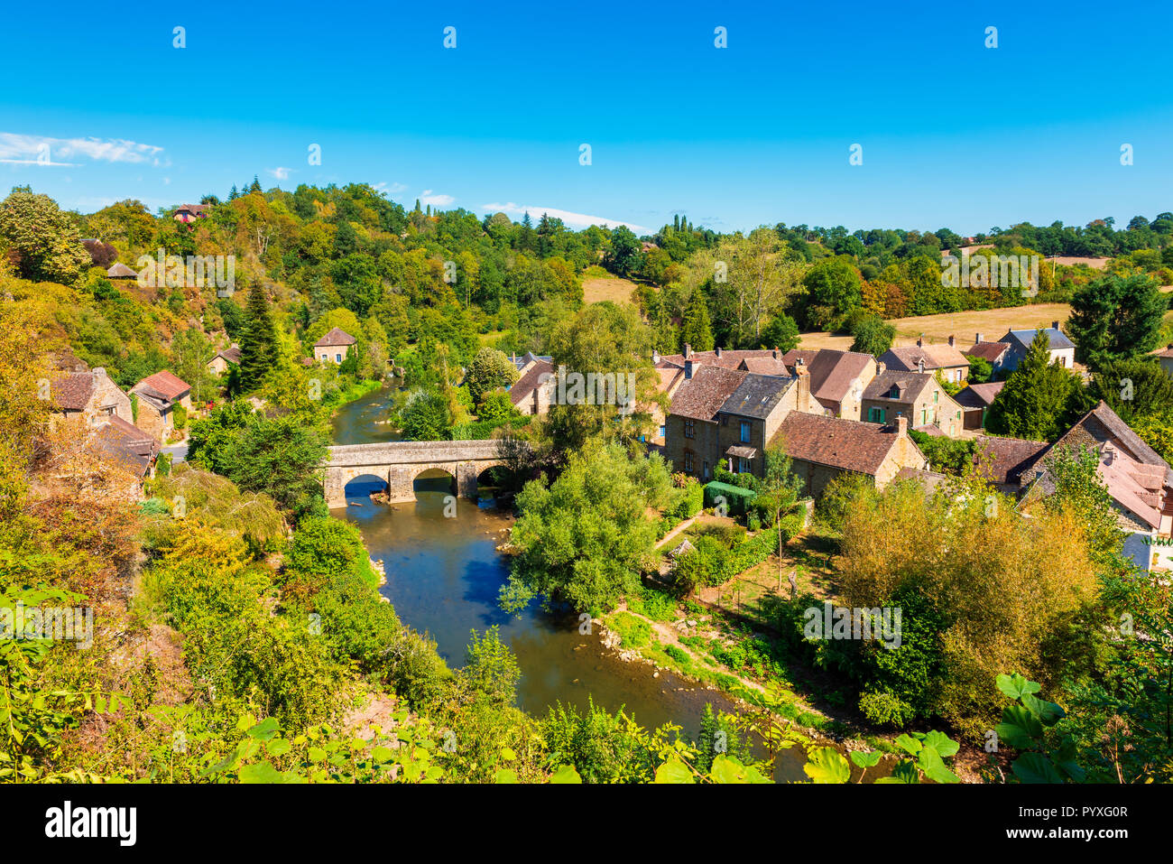 Dorf von Saint-Léonard-des-Bois entlang dem Fluss Sarthe in der Normandie, Frankreich. Das Dorf gilt als eines der schönsten in Frankreich. Stockfoto