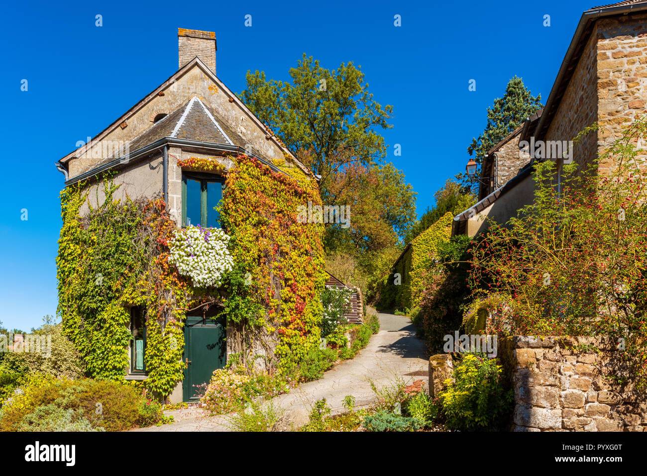 Überwucherte Häuser im Dorf von Saint-Léonard-des-Bois Normandie Frankreich Stockfoto