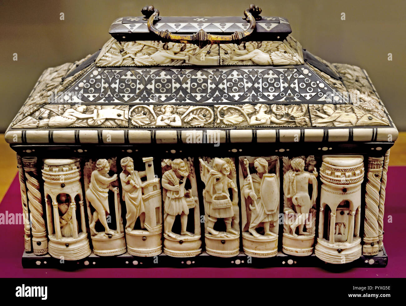 Elfenbein Schatulle (Christian mit Heiligen und Engel) Embriachi's Werkstatt aus dem 15. Jahrhundert Knochen geschnitzt, mit eingelegten ebonyMuseum für Antike Kunst im Castello Sforzesco - Schloss Sforza in Mailand Italien Stockfoto