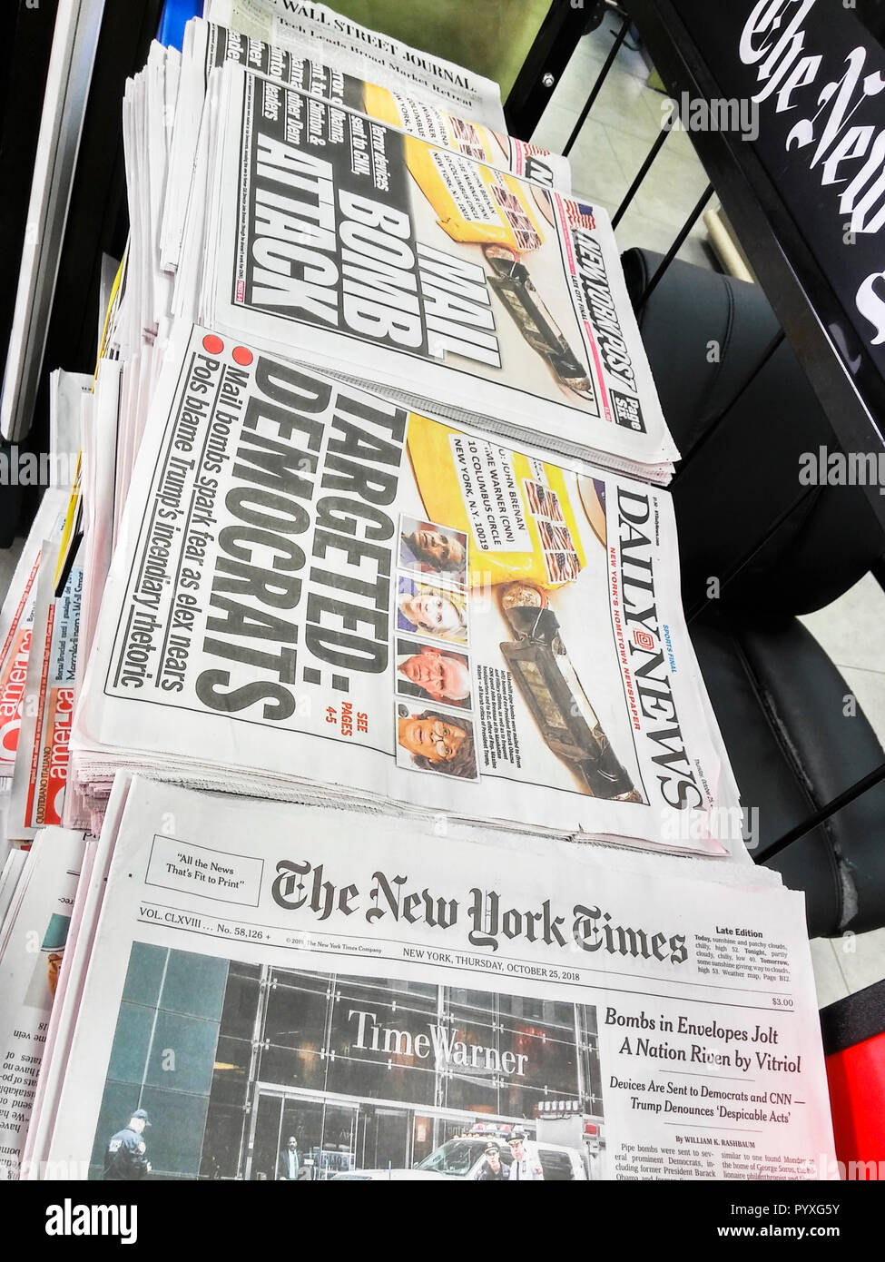 Schlagzeilen der New York Zeitungen am Donnerstag, 25. Oktober 2018 Bericht über die behelfsmäßige Brandbomben, die für verschiedene prominente Demokraten verschickt wurden. (© Richard B. Levine) Stockfoto