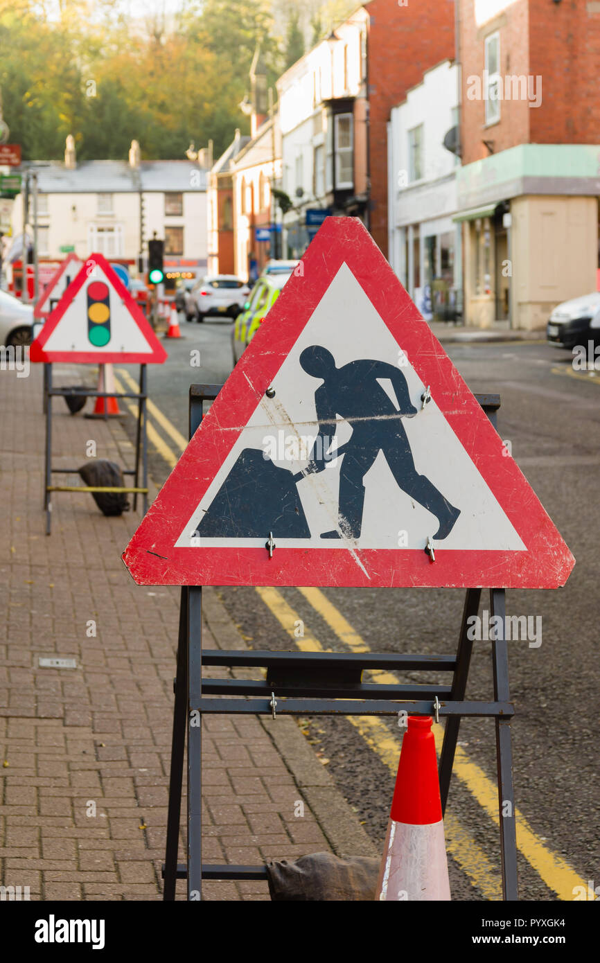 Provisorische Straßenbauschilder und Ampeln, die die Zufahrt von Fahrzeugen während der Autobahnreparaturen in Llangollen Wales kontrollieren Stockfoto