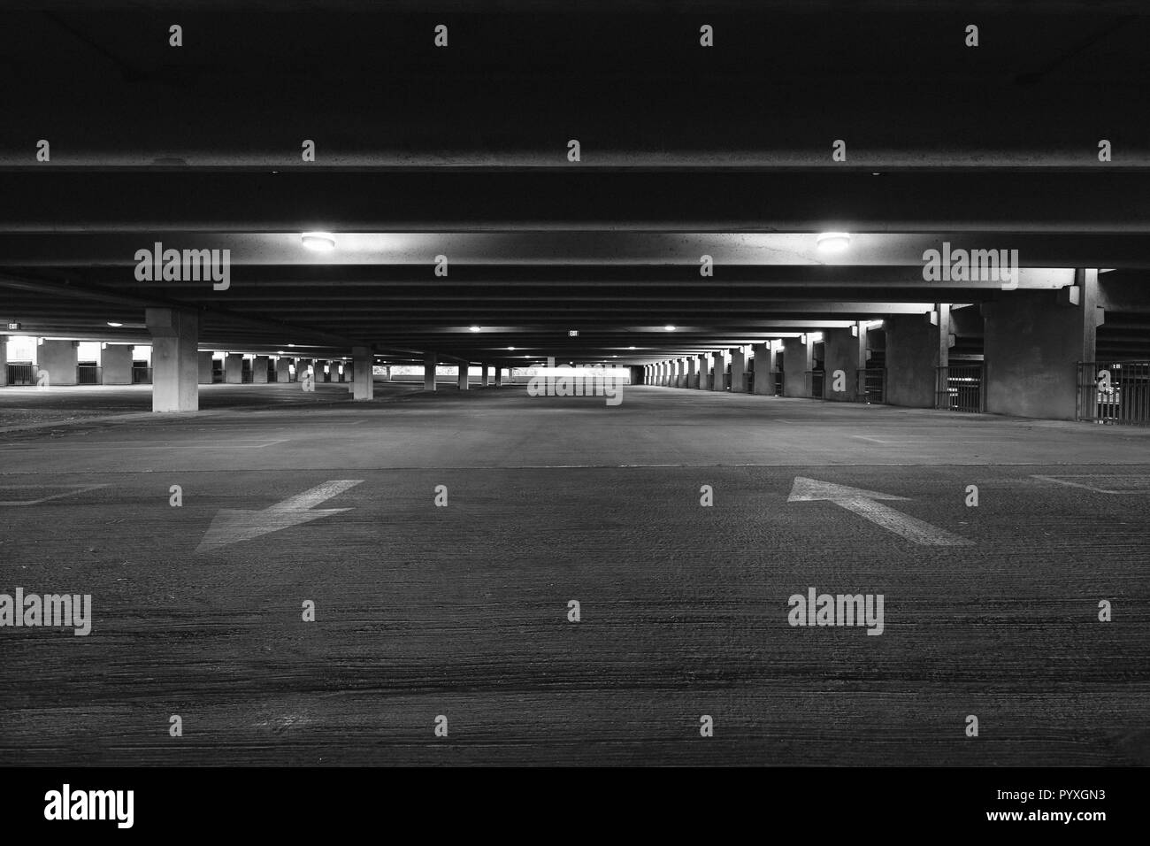 Leere Garage mit Beleuchtung und eine Ausfahrt von der Decke hängenden in Schwarz und Weiß. Stockfoto