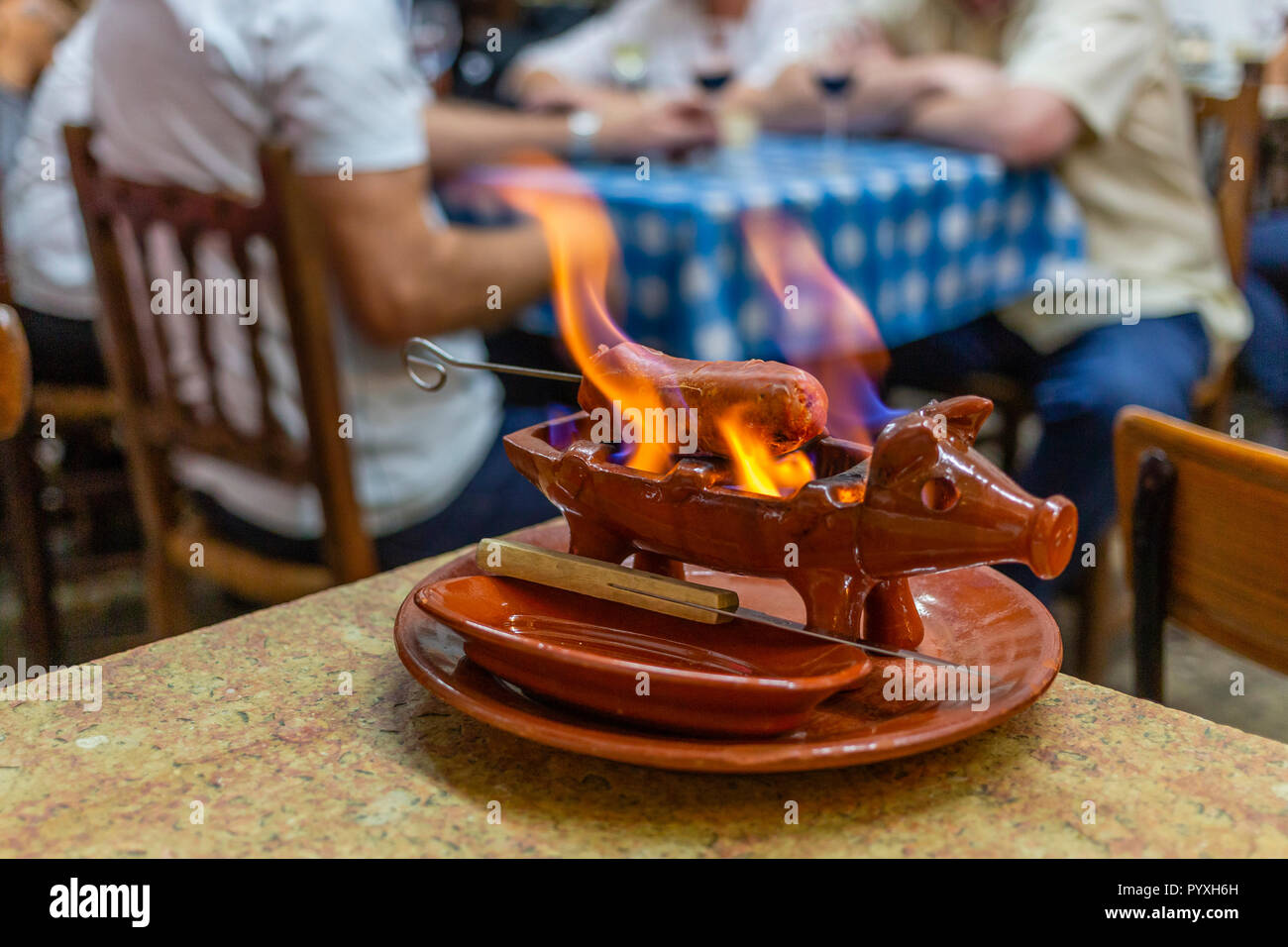 Flaming gegrillte Wurst Chourica im La Recova Restaurant, Malaga, Andalusien, Spanien Stockfoto