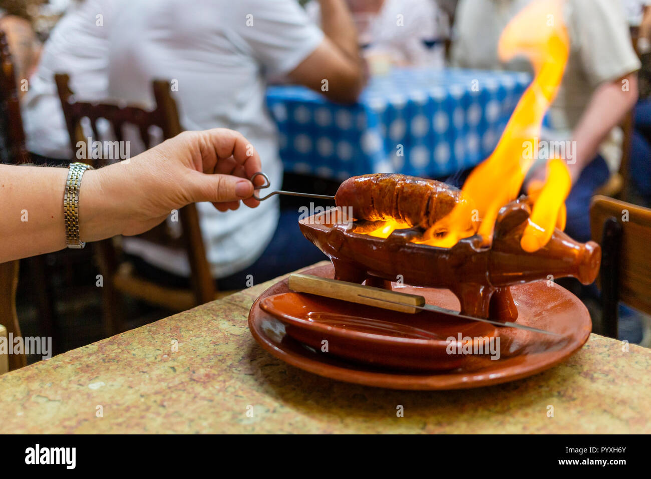 Flaming gegrillte Wurst Chourica im La Recova Restaurant, Malaga, Andalusien, Spanien Stockfoto