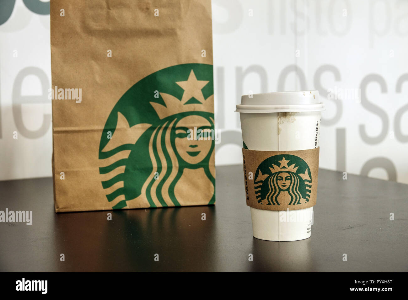 Tasse Starbucks Kaffeetasse zum mitnehmen und Papiertüte Zum Mitnehmen Stockfoto