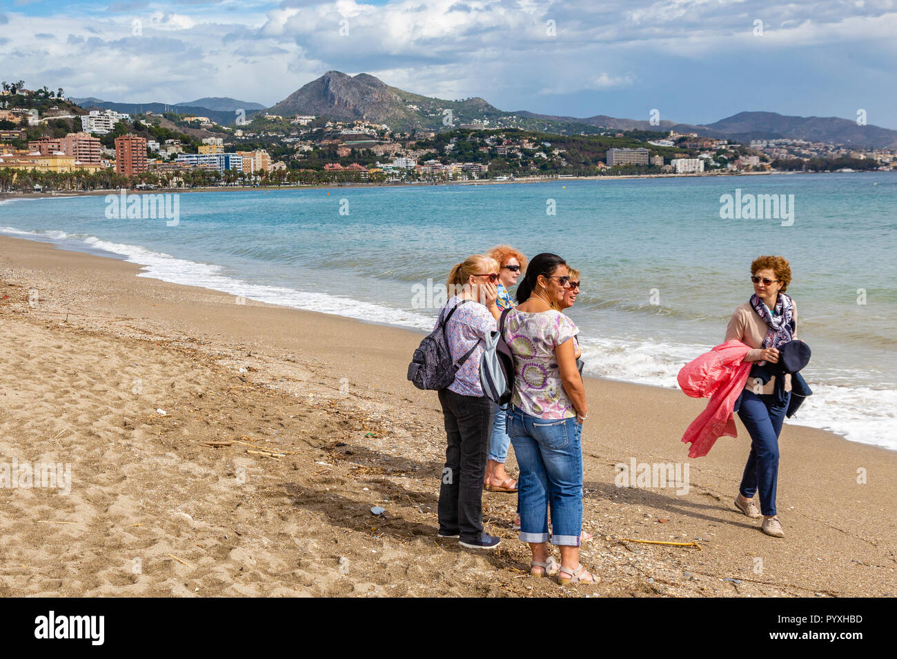 Gruppe von Frau am Strand Malagueta, Malaga, Spanien Stockfoto