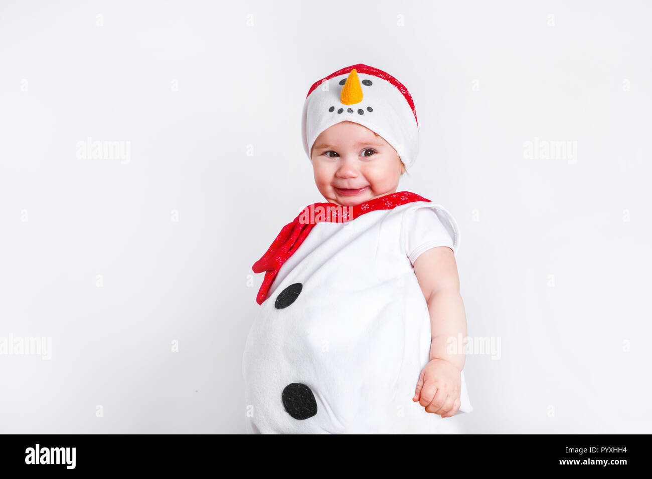 Frohe Weihnachten und guten Rutsch ins neue Jahr. Happy Baby Mädchen in Schneemann  Kostüm auf weißem Hintergrund Stockfotografie - Alamy