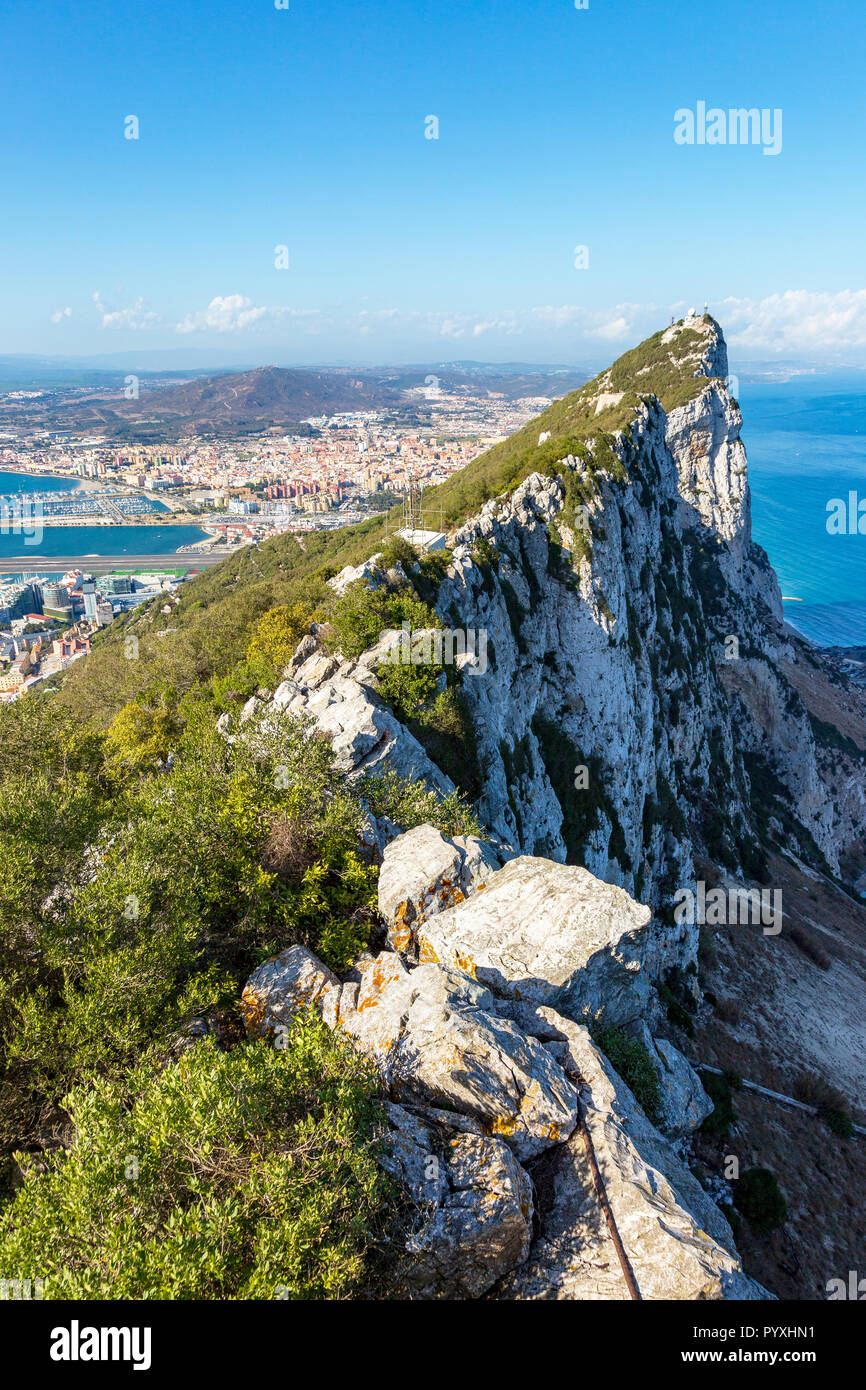 Felsen von Gibraltar mit Blick über Rock Gun Batterie auf Gibraltar Stadt, die Bucht von Gibraltar, Gibraltar International Airport und nach Spanien Stockfoto